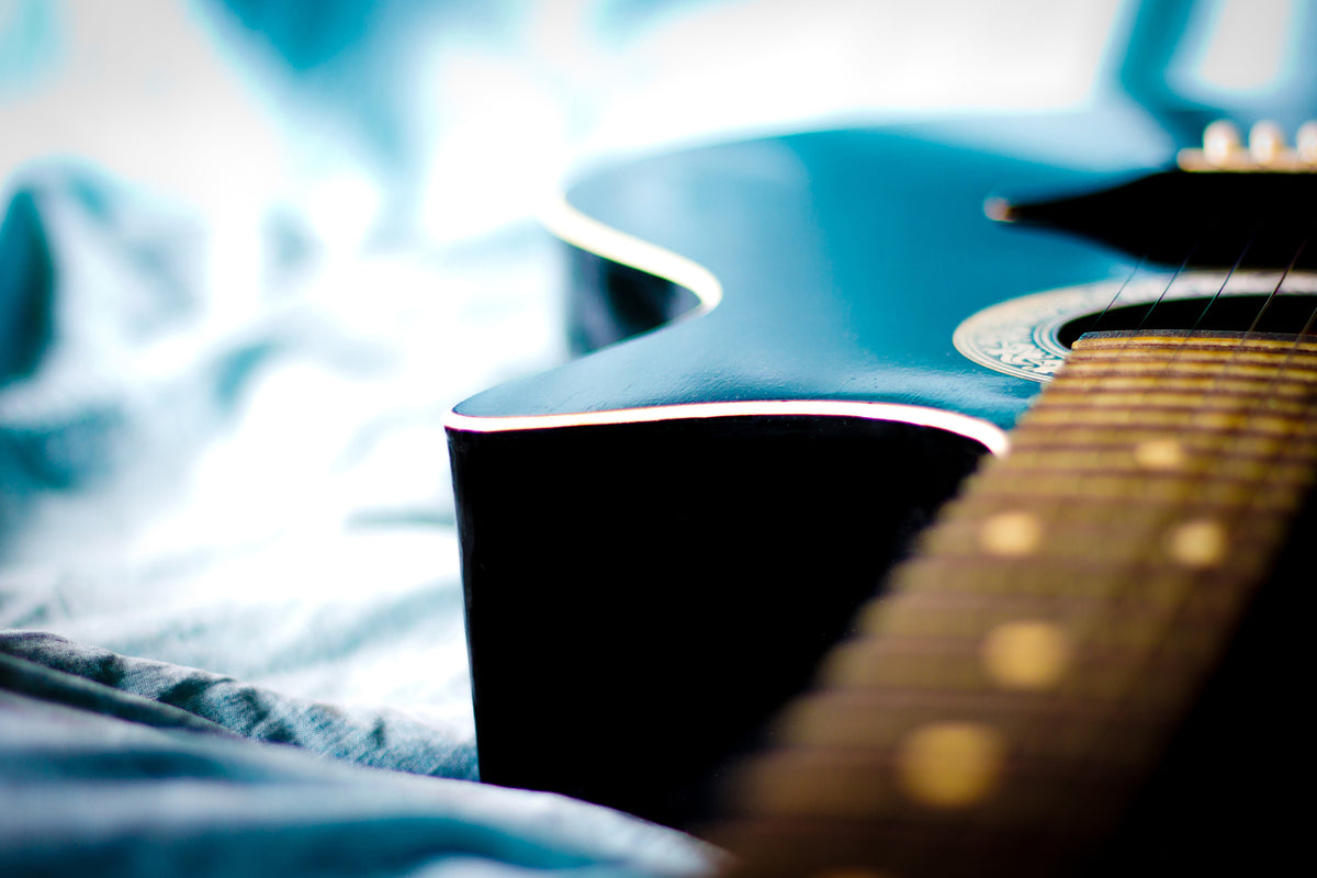 3-piece-acrylic-print-close-up-guitar