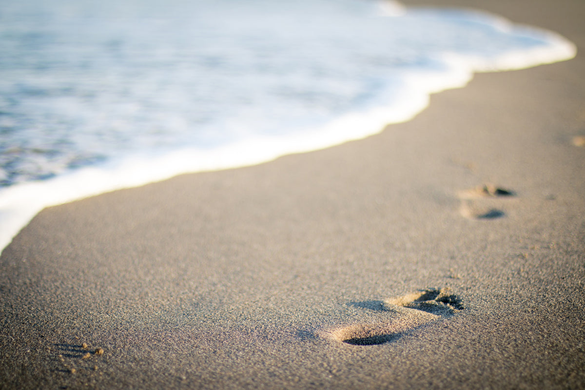 aluminium-print-footprints-in-the-sand-on-the-beach