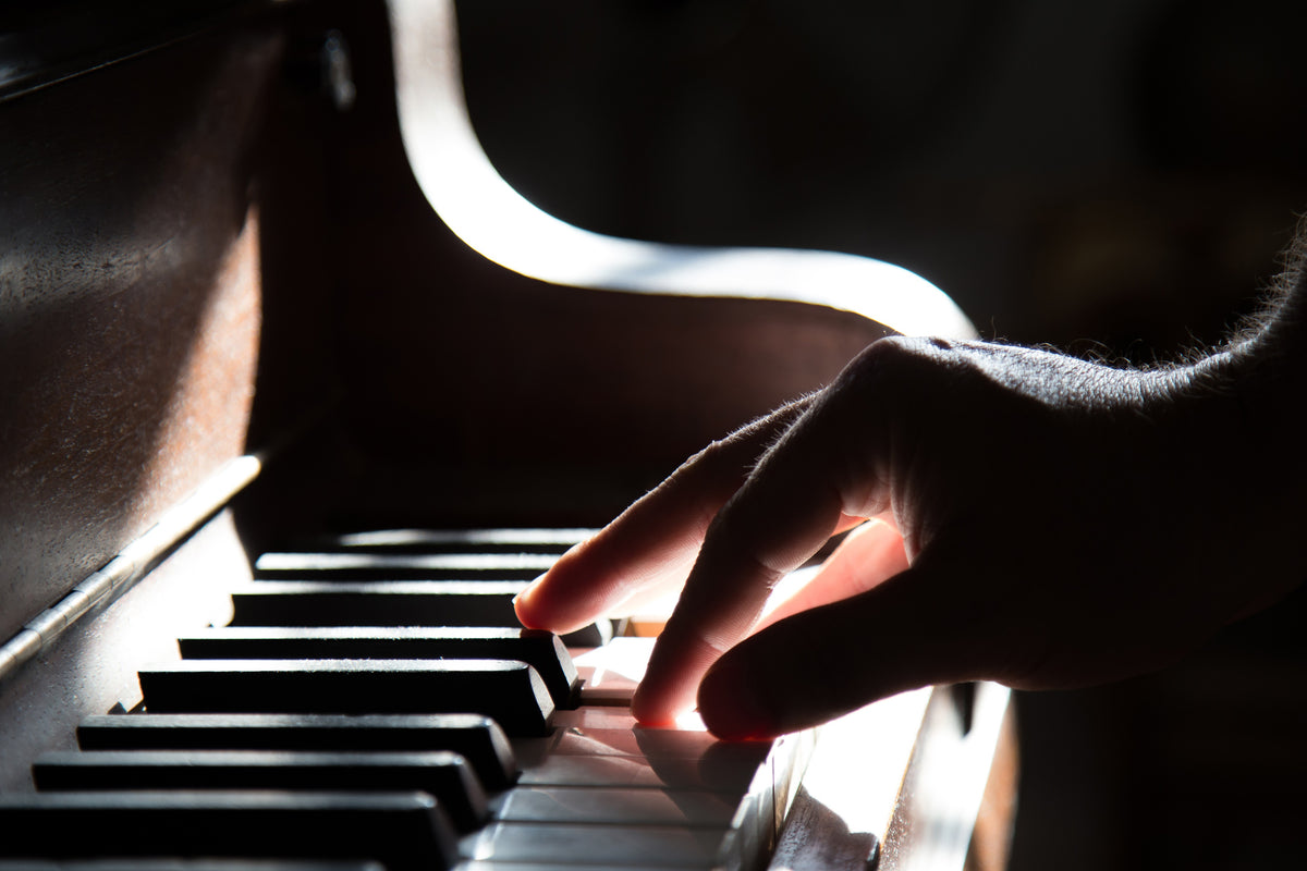 framedcanvas-print-piano-player