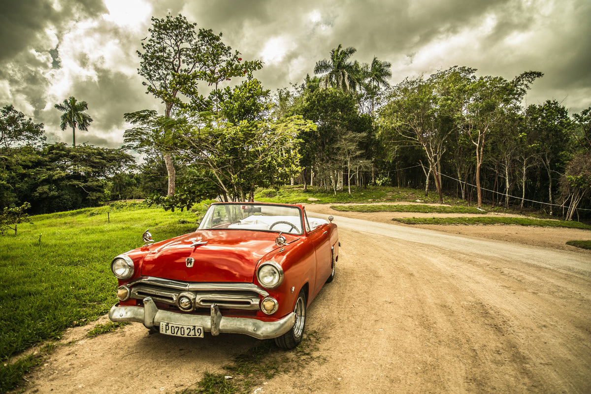 framedposter-print-a-vintage-car-in-cuba