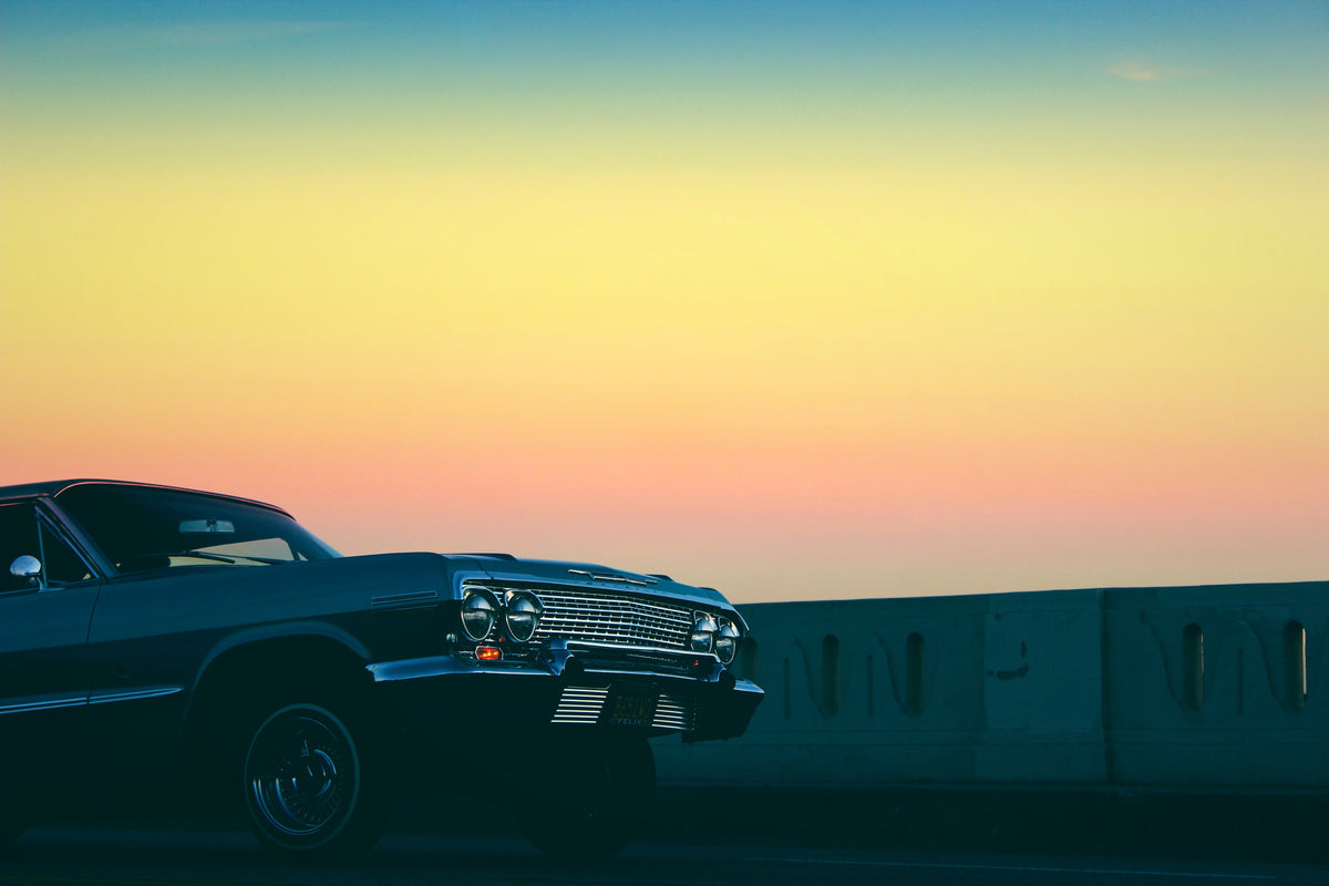 modern-3-piece-aluminium-print-vintage-car-in-the-evening-light