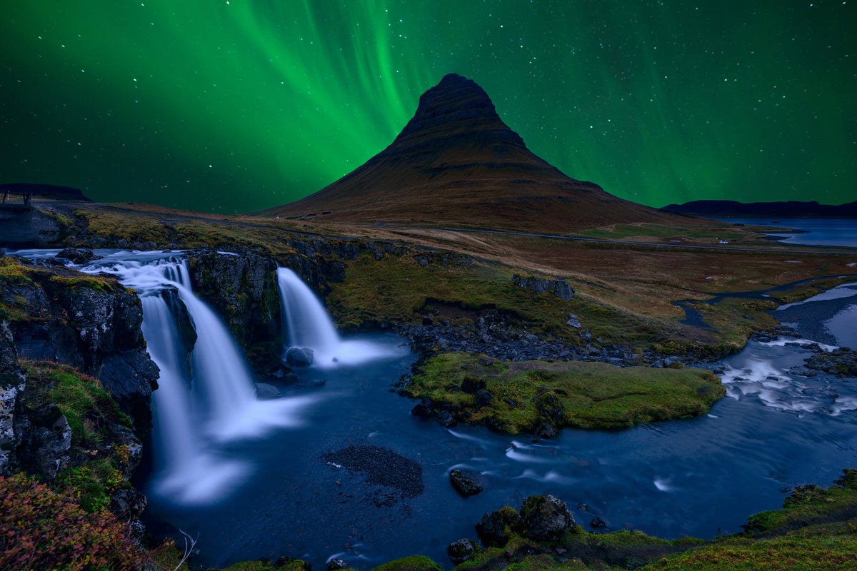 3-piece-canvas-print-kirkjufell-under-a-boreal-green-sky