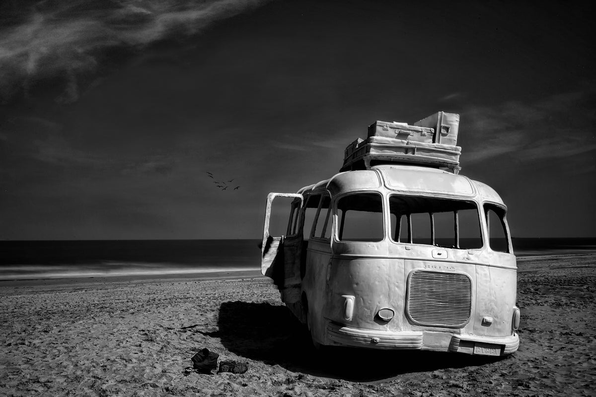 aluminium-print-beached-bus