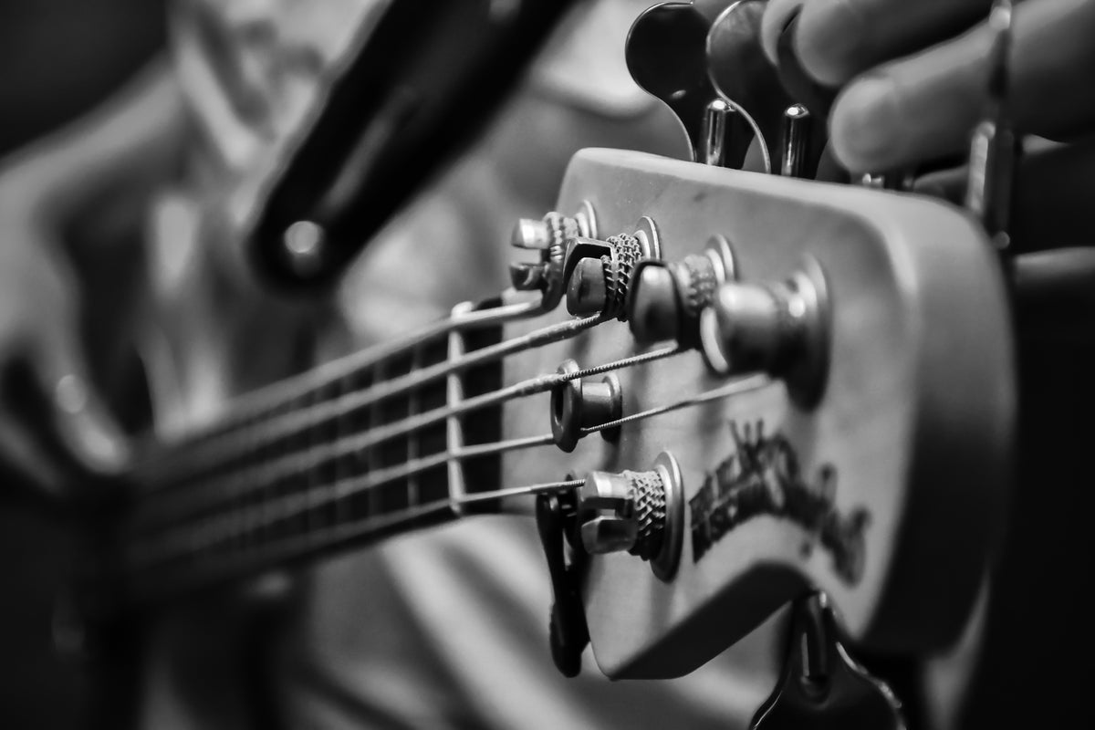 aluminium-print-close-up-guitarist