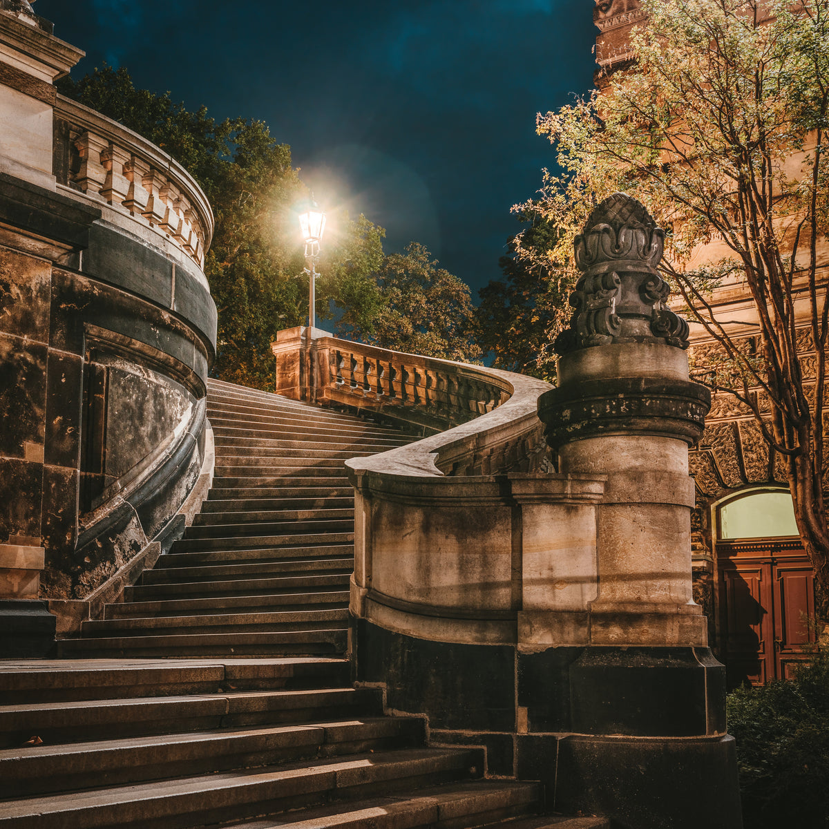 9-piece-aluminium-print-at-night-in-dresden