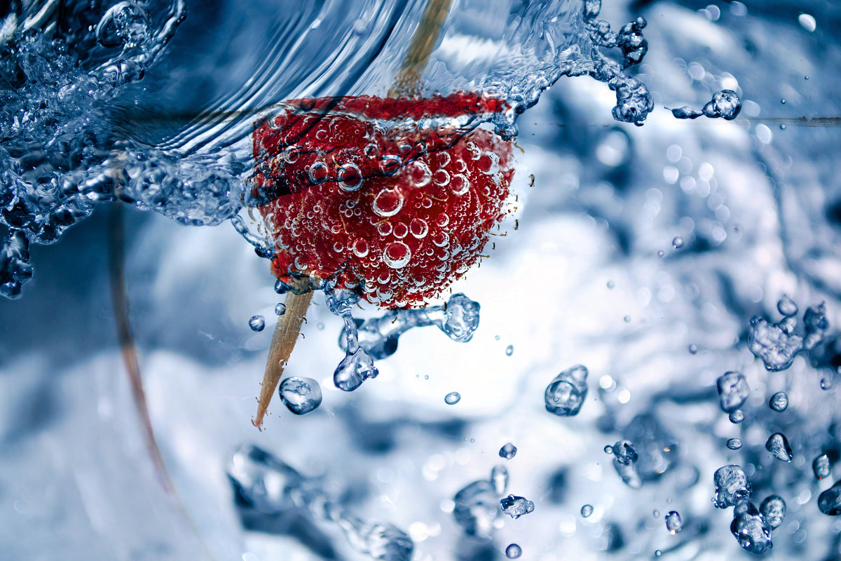canvas-print-raspberry-in-the-water