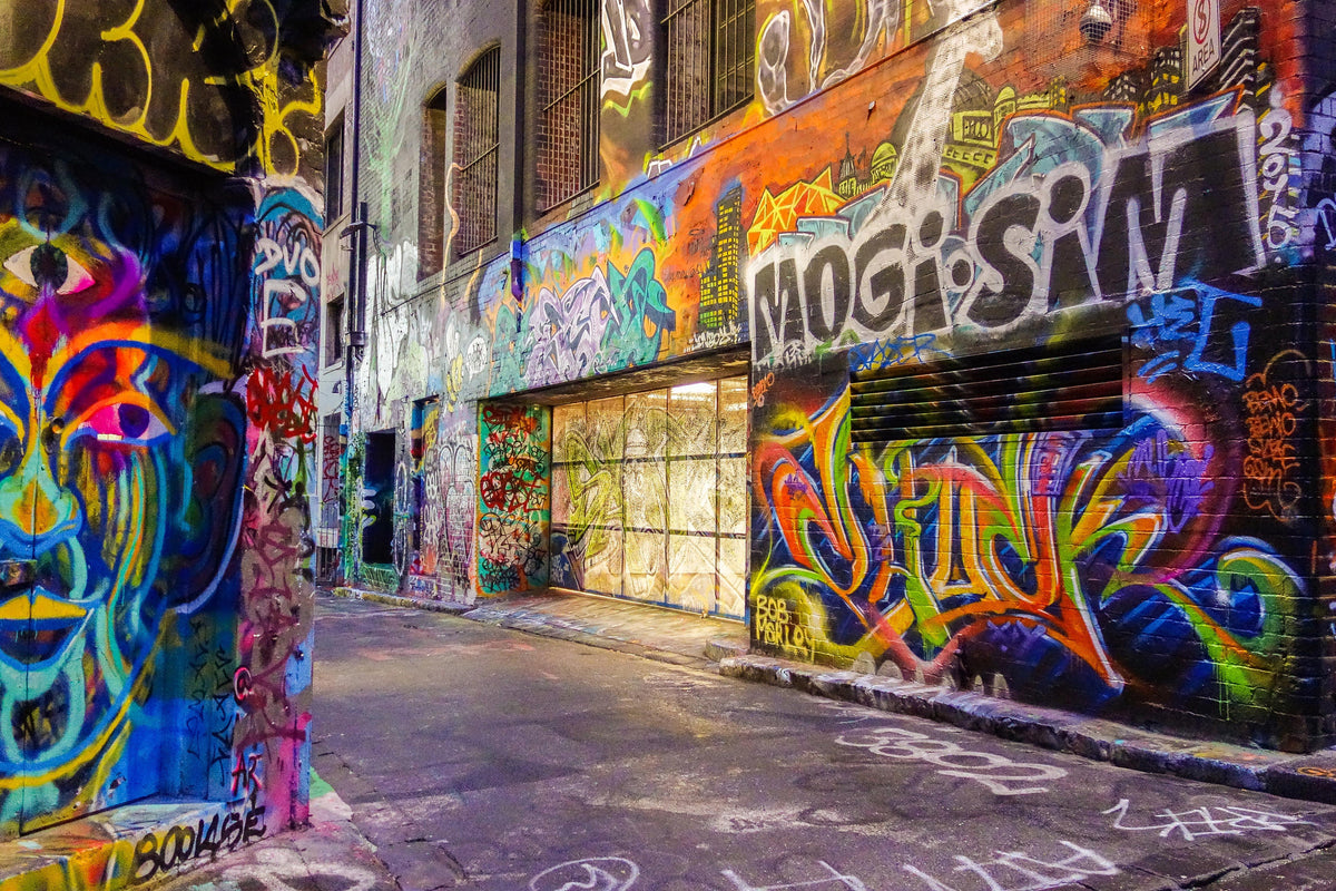aluminium-print-houses-with-graffiti