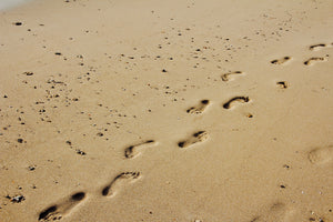 3-piece-aluminium-print-footprints-in-the-sand