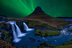 framedposter-print-kirkjufell-under-a-boreal-green-sky
